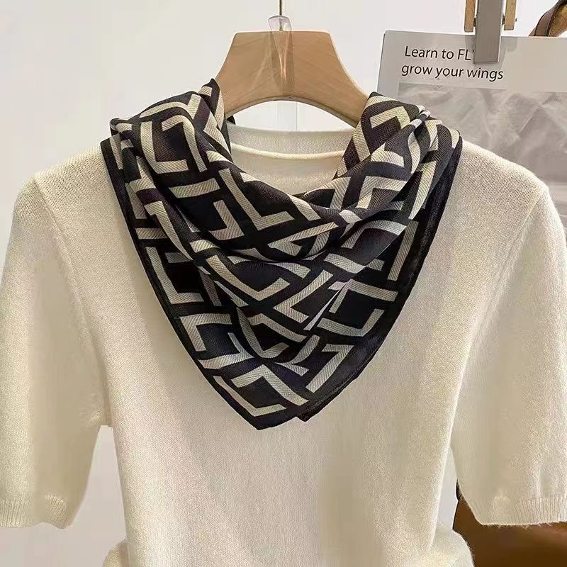 2026 New Style Warm Square Scarf with Magnetic Buckle, Triangular Silk Scarf, Cotton Scarf for Women, Stylish Neck Warmer for Spring, Autumn, and Winter, Versatile and Elegant