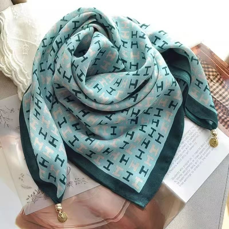 2026 New Style Warm Square Scarf with Magnetic Buckle, Triangular Silk Scarf, Cotton Scarf for Women, Stylish Neck Warmer for Spring, Autumn, and Winter, Versatile and Elegant