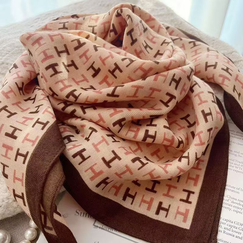 2026 New Style Warm Square Scarf with Magnetic Buckle, Triangular Silk Scarf, Cotton Scarf for Women, Stylish Neck Warmer for Spring, Autumn, and Winter, Versatile and Elegant