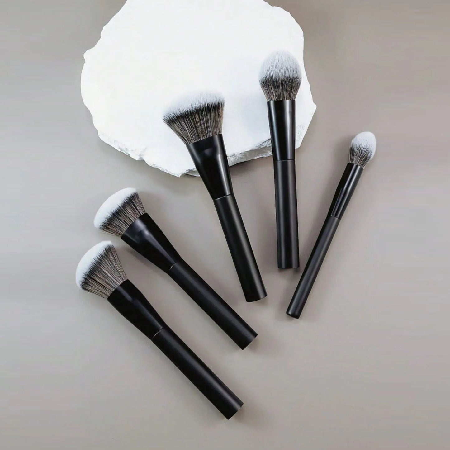 5-Piece Facial Makeup Brush Set: Foundation Brush, Powder Brush, Blush Brush, Concealer Brush, Contour Brush, Blending Brush. High-End Makeup Brushes with Oil-Sprayed Handles for a Comfortable Feel. Professional-Grade Makeup